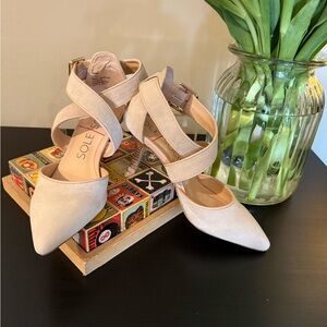 NWOT Sole Society Nude Suede Heels with Buckle Size 5